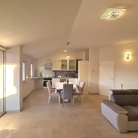 Апартаменти Apartman Maestral 1