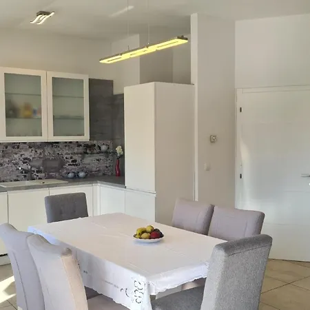 Апартаменти Apartman Maestral 1