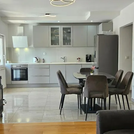 Apartman Maestral 1 *